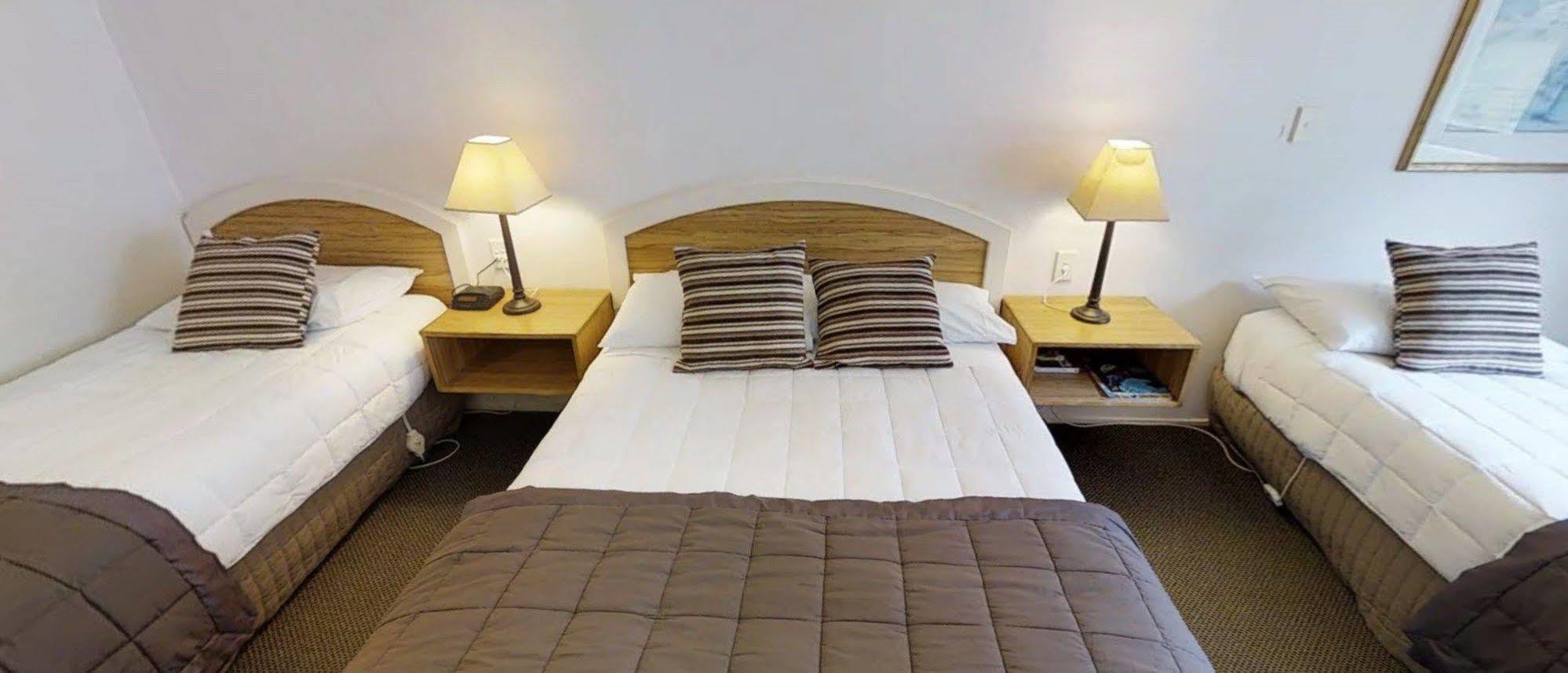Wallaceville Motor Lodge Upper Hutt Eksteriør billede